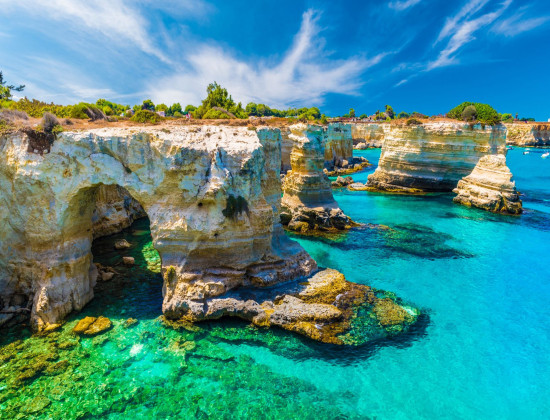 Puglia - rotsen - azuurblauwe zee