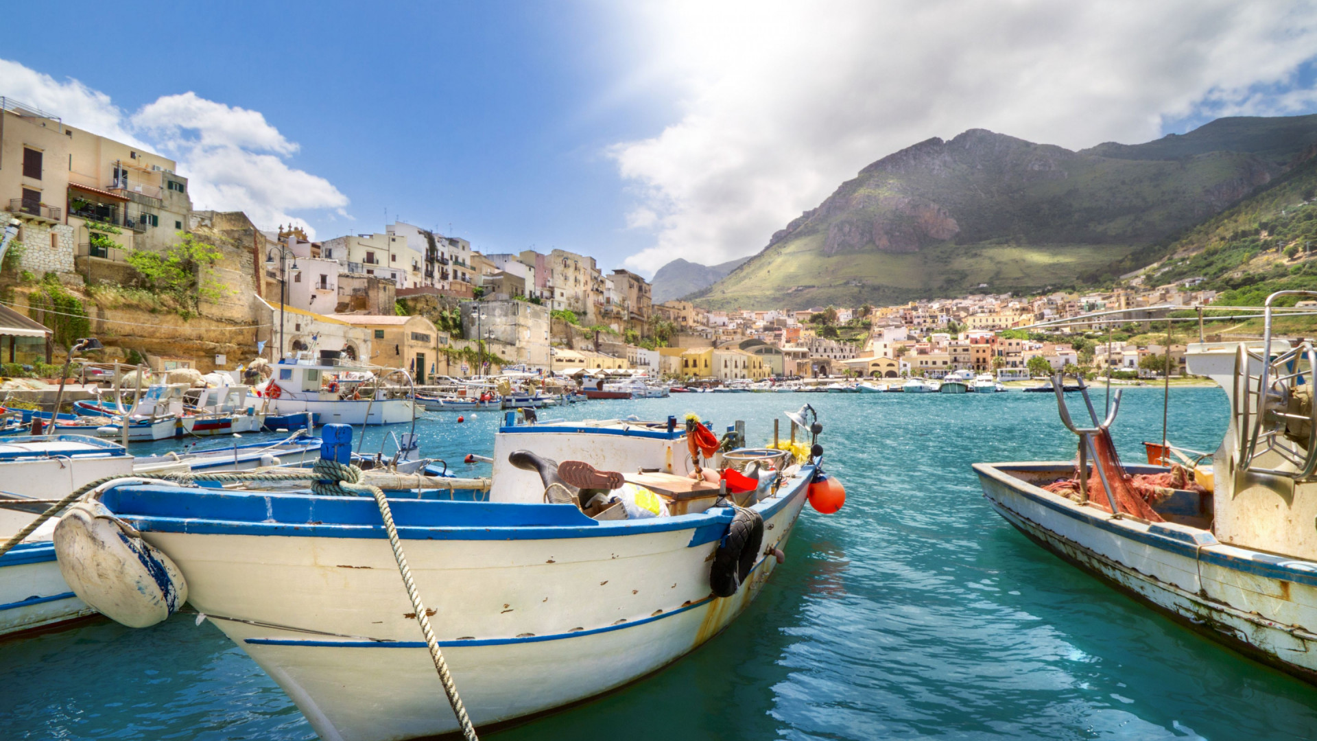 Sicilie - visserbootjes op de zee - stadje in achtergrond