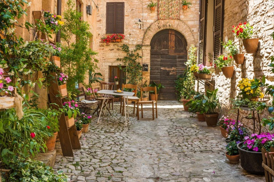 Umbrie - Spello - straatje in de stad -bloempotten