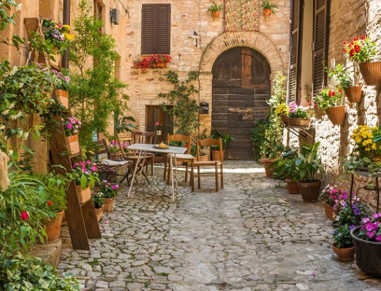 Umbrie - Spello - straatje in de stad -bloempotten