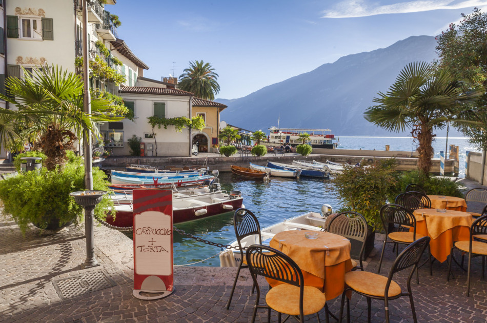 Trentino - Dolomieten - terras - uitzicht op meer