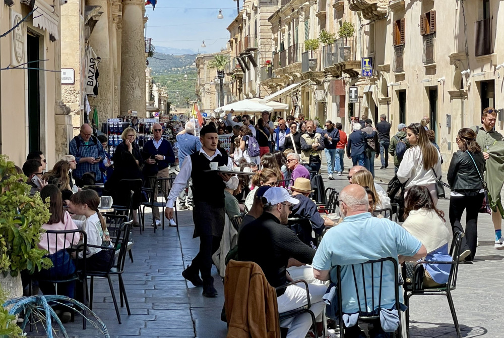Terrasje - straatbeeld - Noto