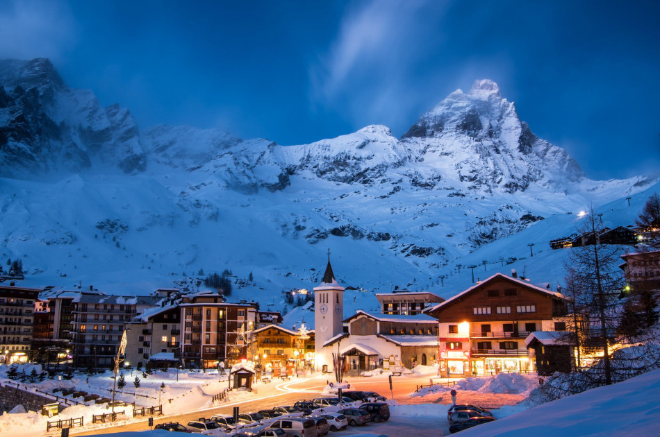 Valle dAosta-bergen-sneeuw-stadje