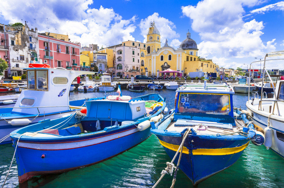 Campania - Procida - haven met vissersbootjes