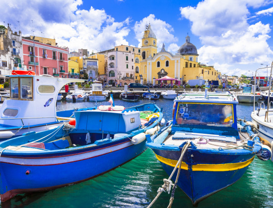 Campania - Procida - haven met vissersbootjes