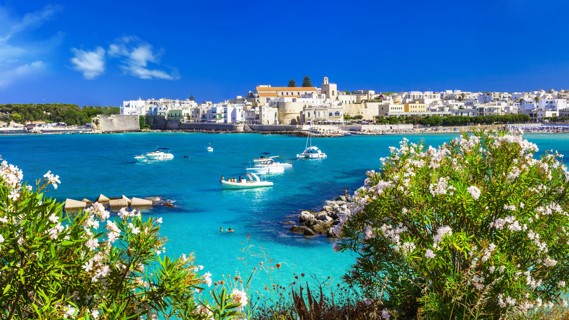 Puglia - Ottranto - zicht op haven en stad - azuurblauw water