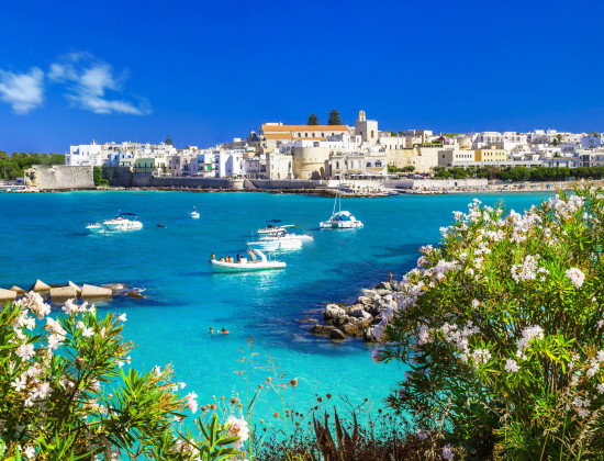 Vakantie - rondreis Puglia - Ottranto - zicht op haven en stad - azuurblauw water