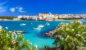 Vakantie - rondreis Puglia - Ottranto - zicht op haven en stad - azuurblauw water