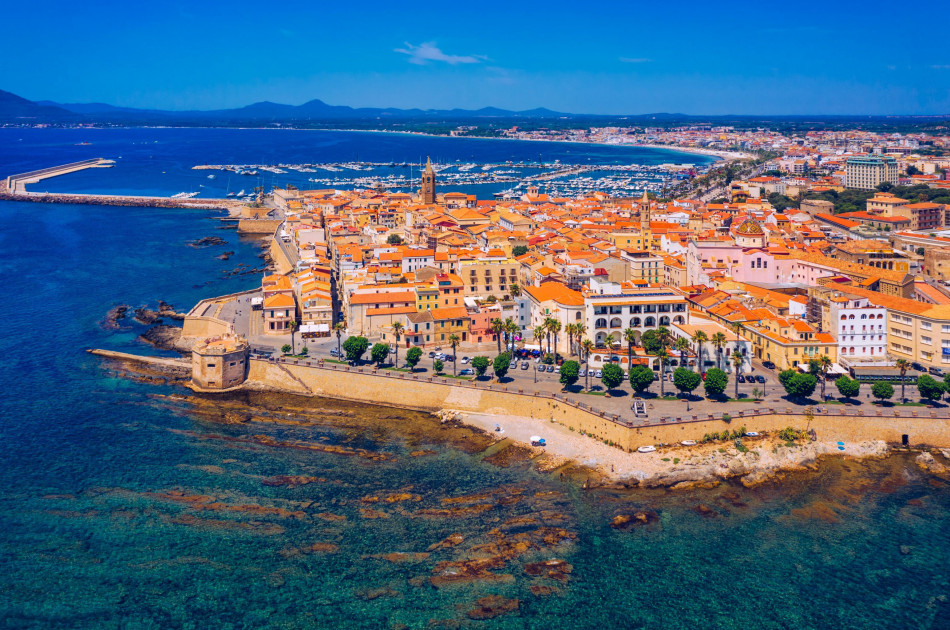Sardinie - Alghero - stadsgezicht vanaf het water