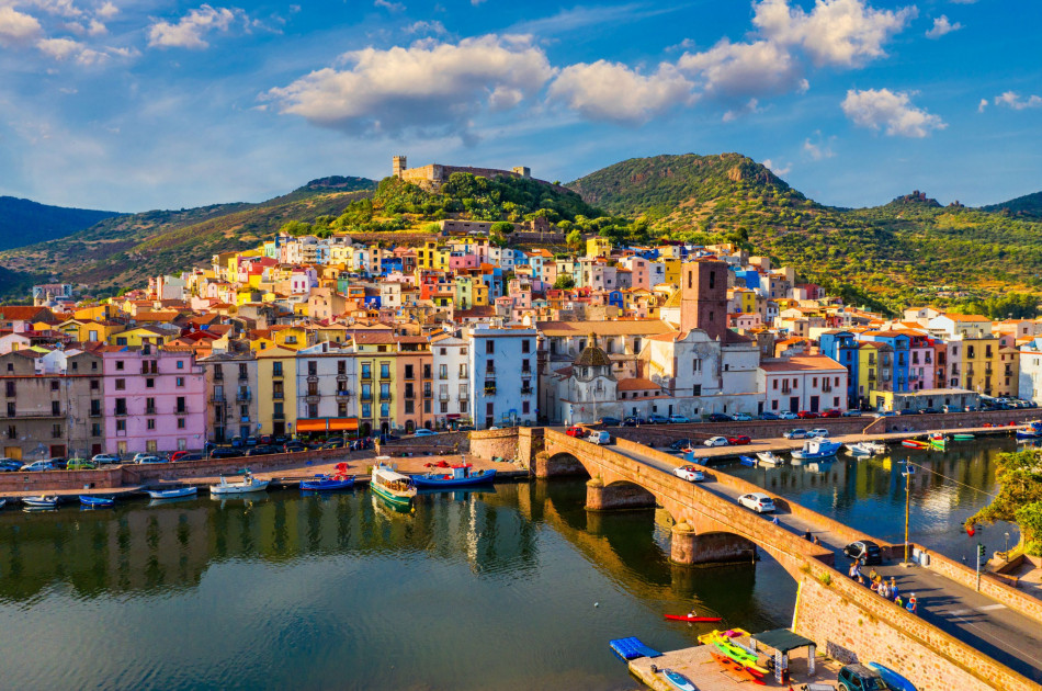 Sardinie - Bosa - kleurrijke panden vanaf het water
