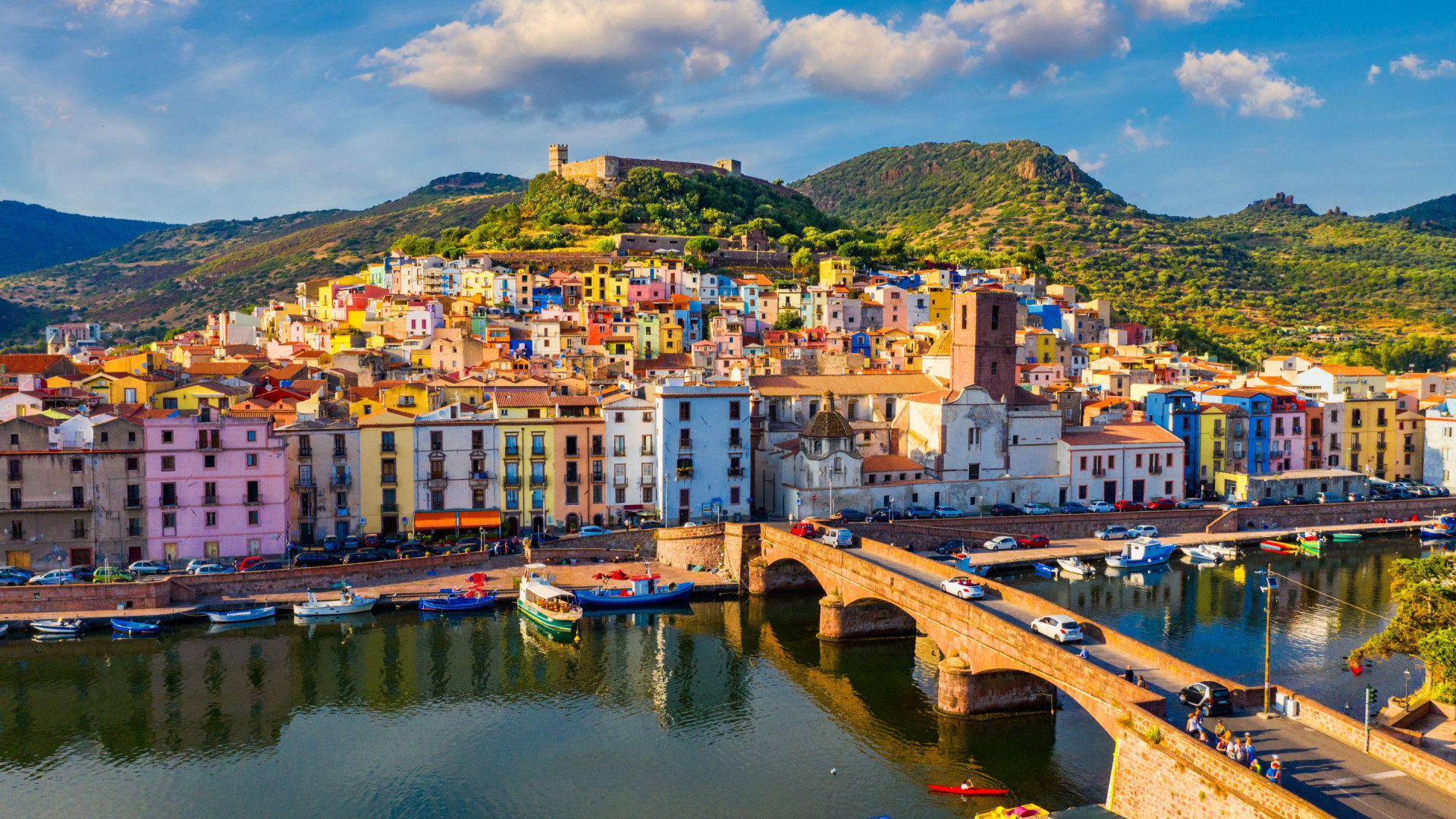 Sardinie - Bosa - kleurrijke panden vanaf het water