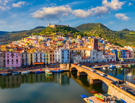 Sardinie - Bosa - kleurrijke panden vanaf het water